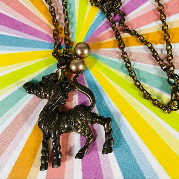 Adorable vintage zebra pendant necklace in antique bronze. - Picture 2 of 4